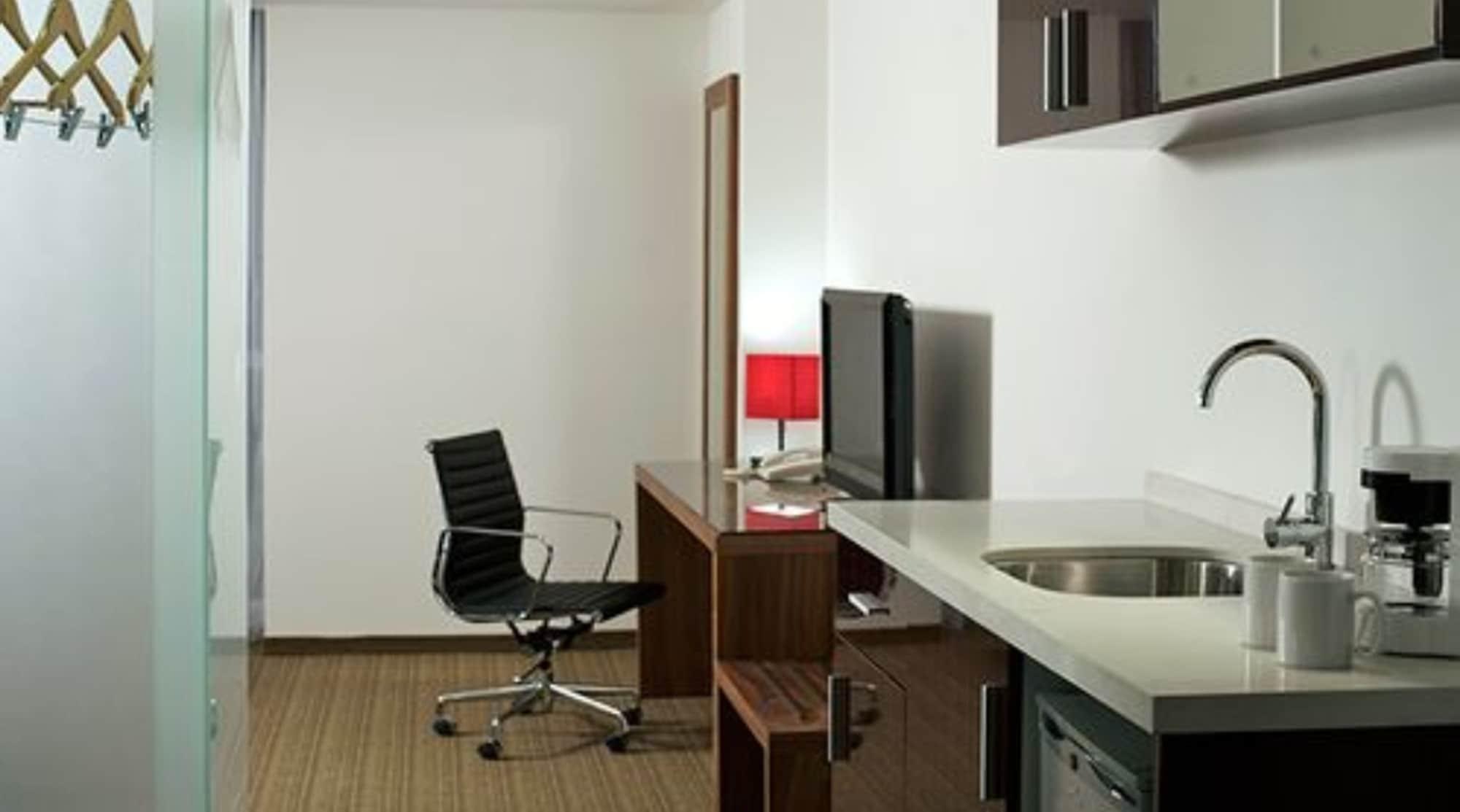 Casa Inn Premium Hotel Queretaro Miranda Ngoại thất bức ảnh A typical studio apartment