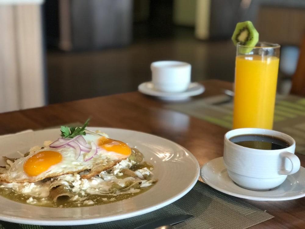 Casa Inn Premium Hotel Queretaro Miranda Ngoại thất bức ảnh Huevos rancheros