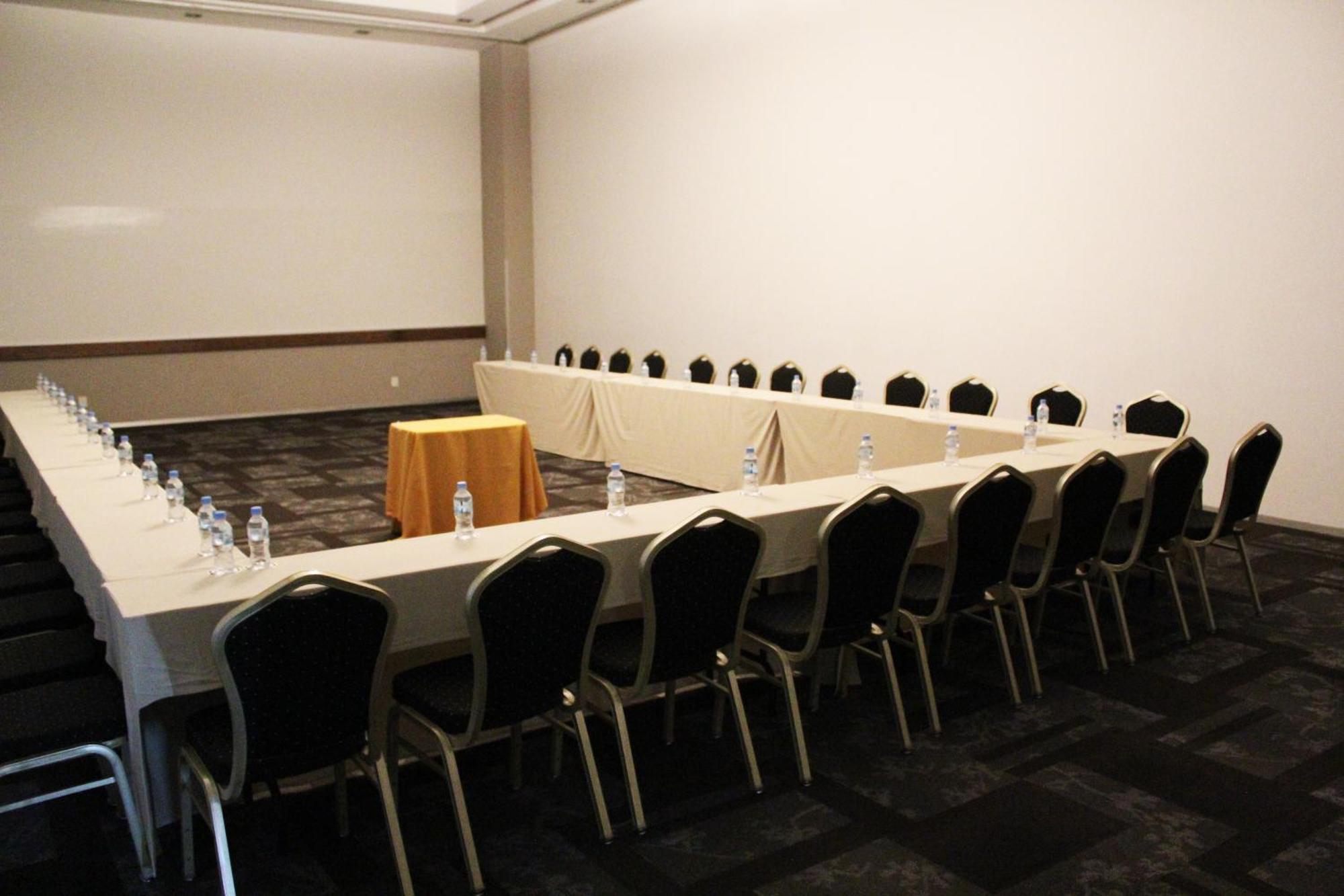 Casa Inn Premium Hotel Queretaro Miranda Ngoại thất bức ảnh U-shaped table