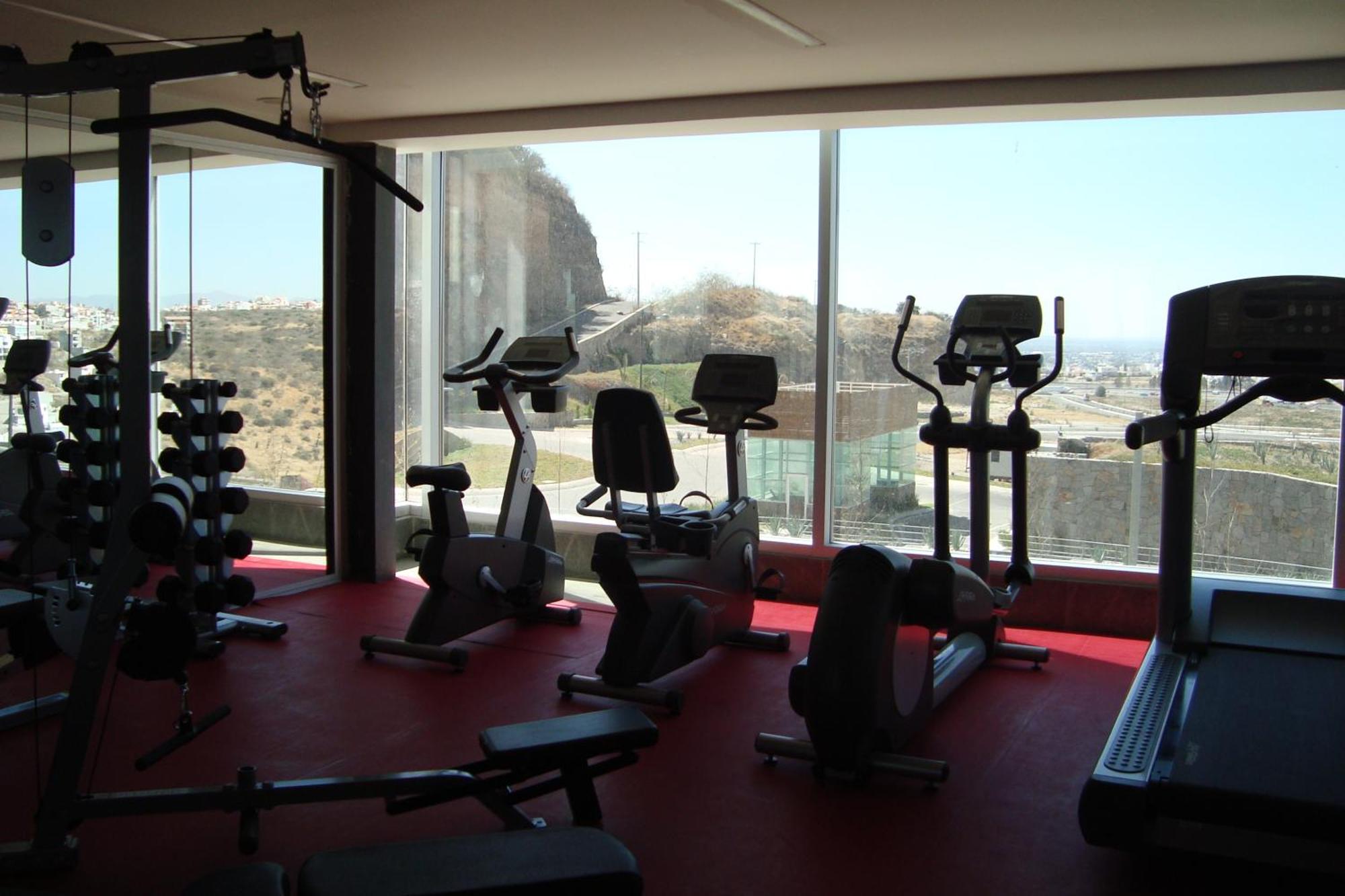 Casa Inn Premium Hotel Queretaro Miranda Ngoại thất bức ảnh A gym in Athens, Greece