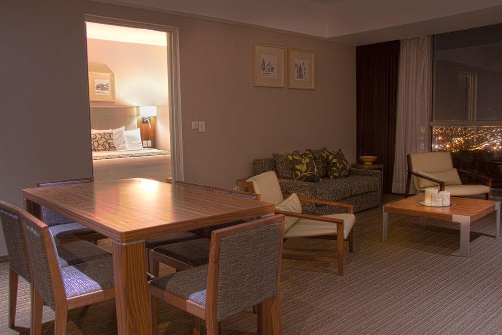 Casa Inn Premium Hotel Queretaro Miranda Ngoại thất bức ảnh A suite at the Hilton London Heathrow